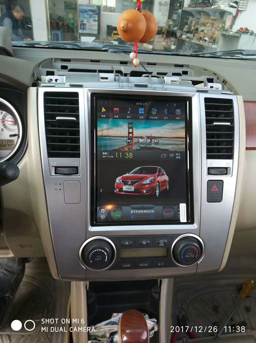 Nissan Versa 2007 - 2012 10.4" Vertical Screen Android Radio Tesla Style