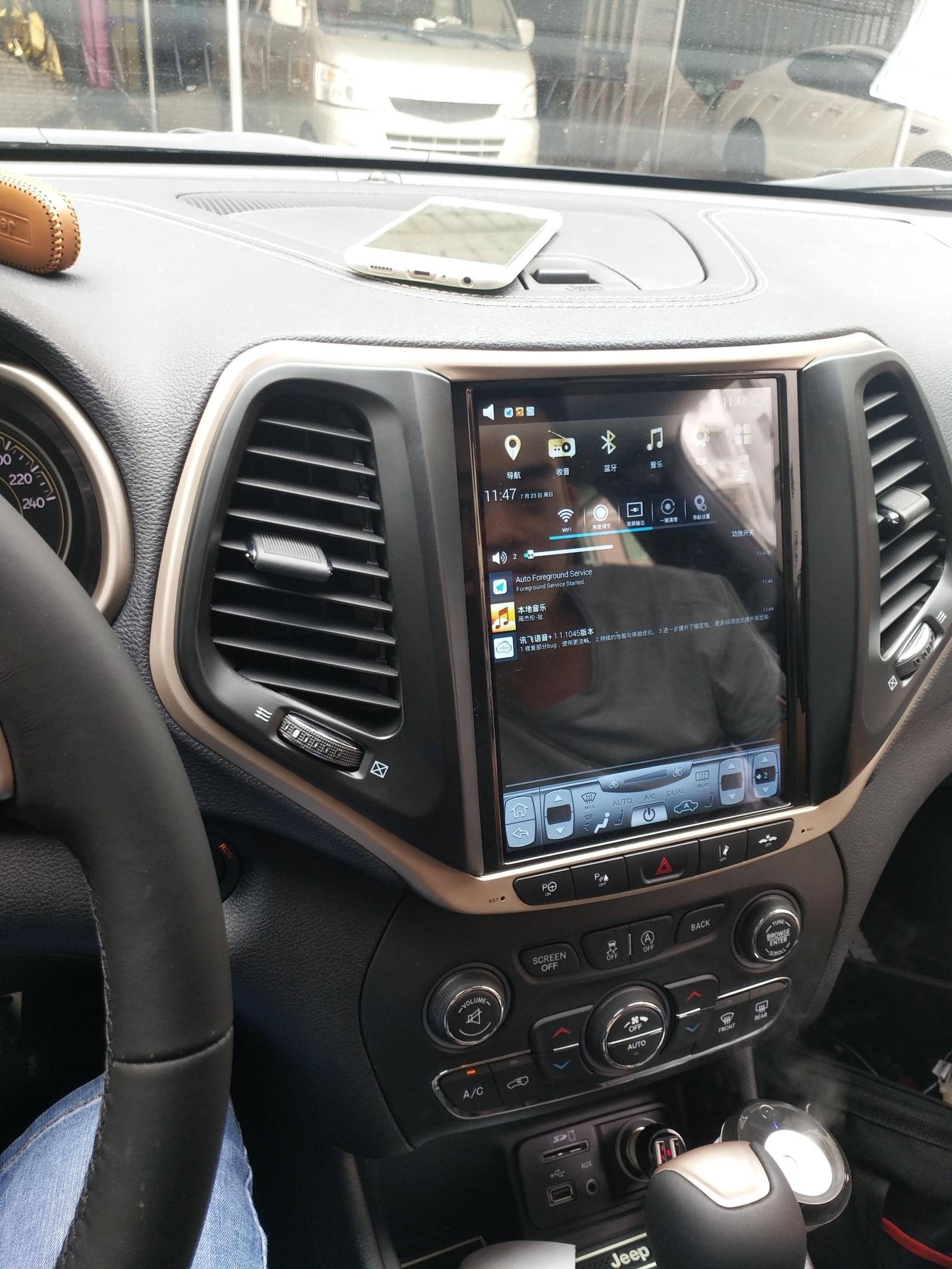 [Open Box] Jeep Cherokee 2014 - 2018 10.4" Vertical Screen Android Radio Tesla Style