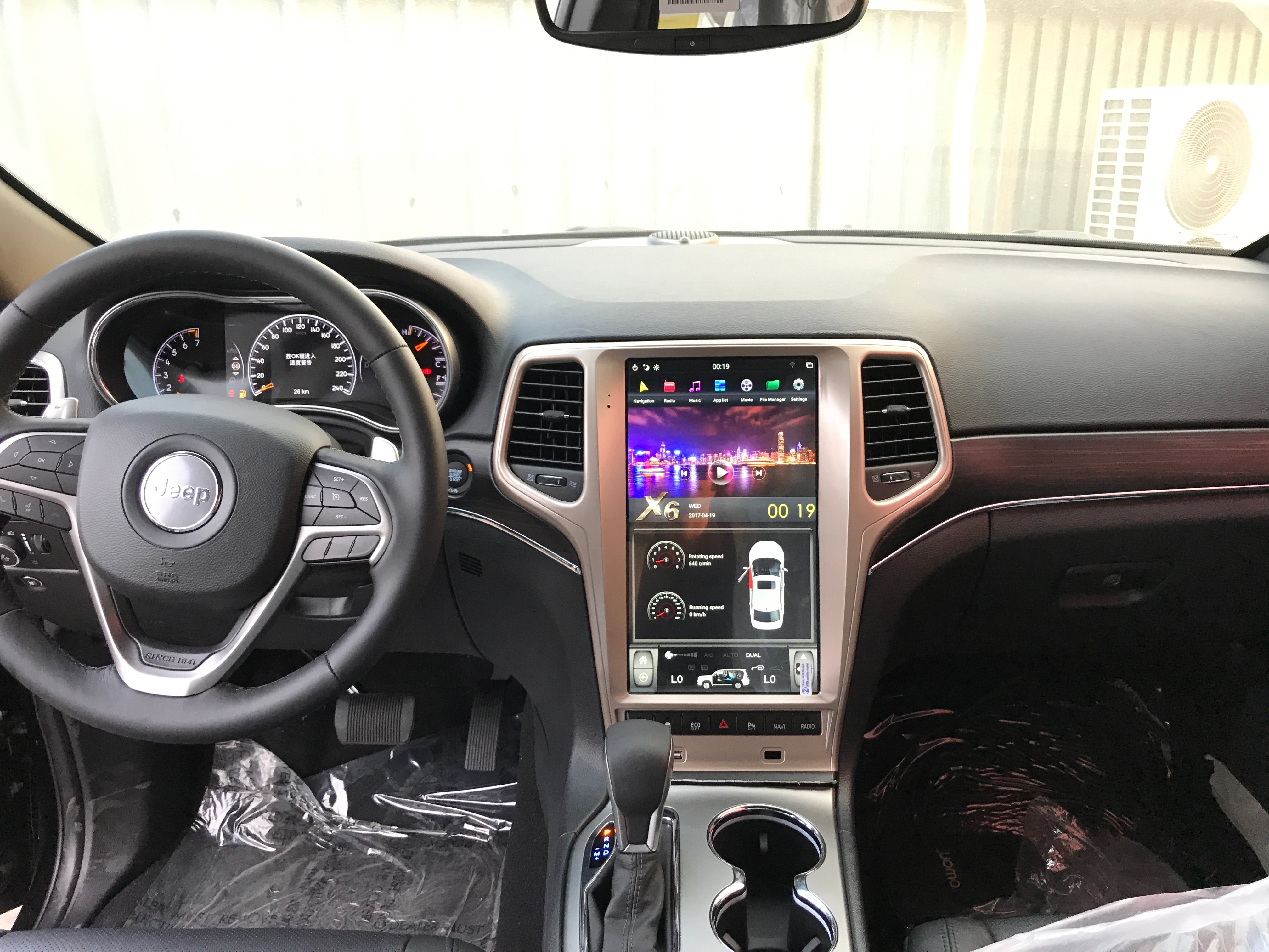 [Open Box] Jeep Grand Cherokee 2011-2019 13.6" Vertical Screen Android Radio Tesla Style